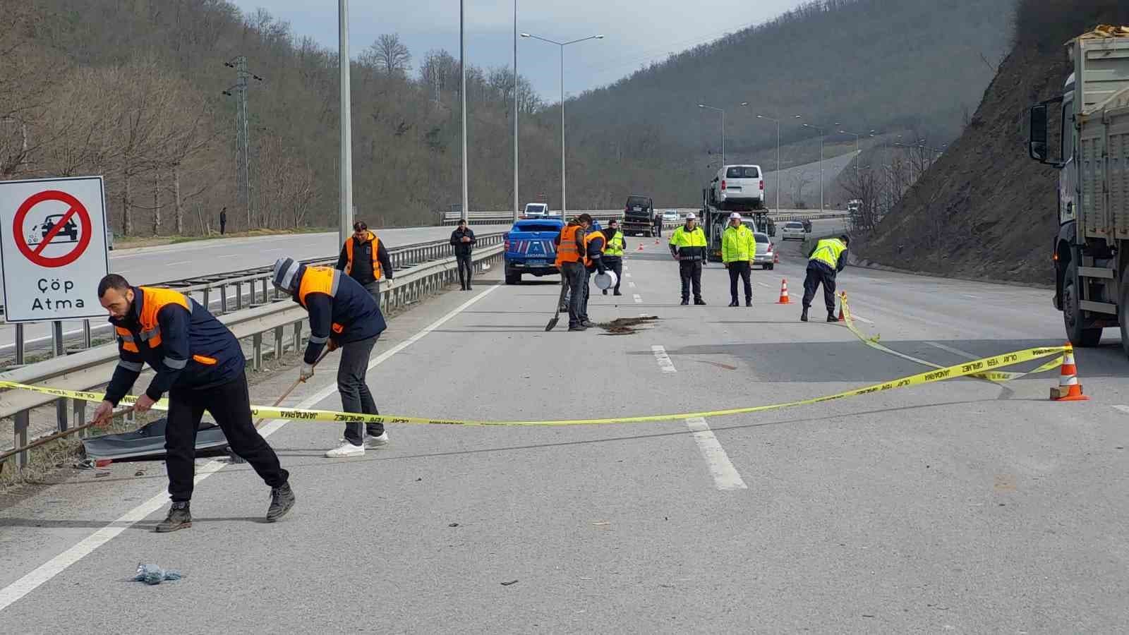 Kazada aracın kapısı yerinden çıktı, yola savrulan yolcu hayatını kaybetti