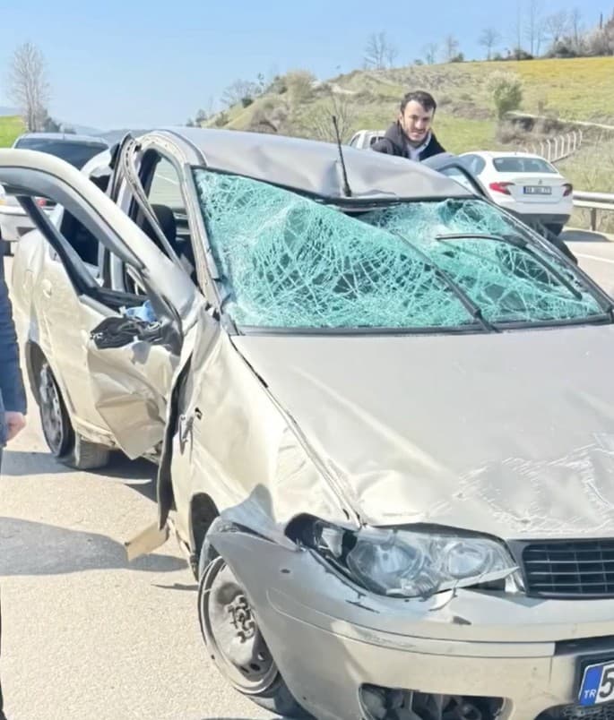 Direksiyon başında rahatsızlanınca bariyerlere çarparak durabildi