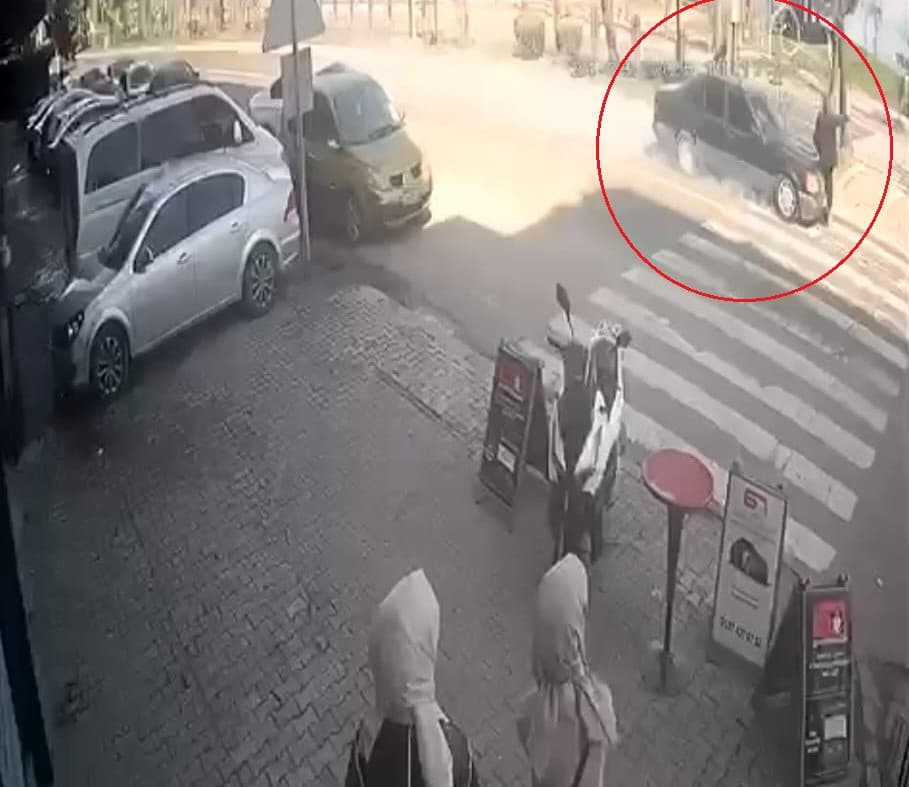 Yaya geçidinde otomobilin çarptığı yaşlı adam ağır yaralandı: Kaza anı kamerada