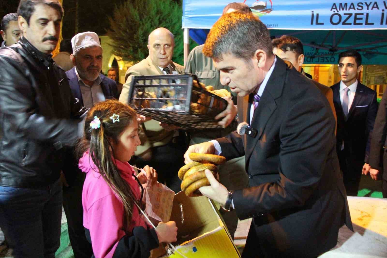 Amasya’da halka bin simit dağıtan Vali Önder Bakan, simitçi çocukların da tüm simitlerini satın aldı