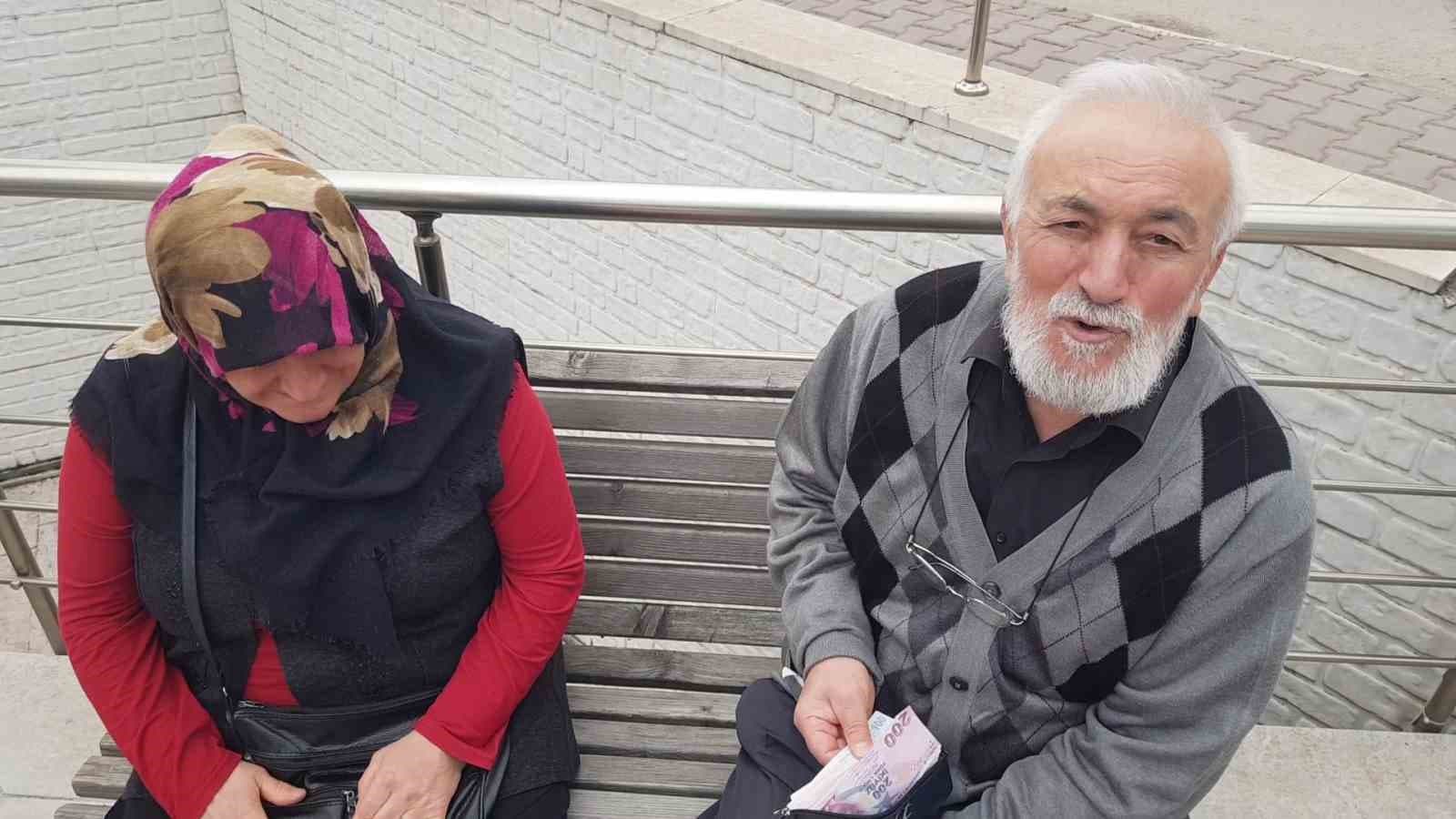 Duyarlı vatandaş bulduğu cüzdanın sahibine ulaşmaya çalışıyor
