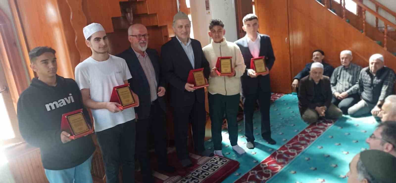 Devrek’te İlçe müftüsü ve hafız öğrencilere teşekkür plaketi takdim edildi