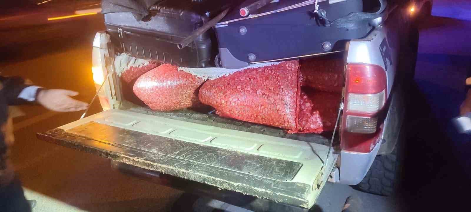 Park halindeki kamyonette 600 kilo kaçak kum midyesi ele geçirildi