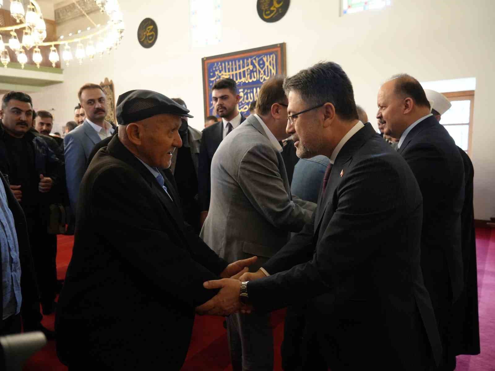 Bakan Yumaklı, bayram namazı sonrasında vatandaşlarla bayramlaştı