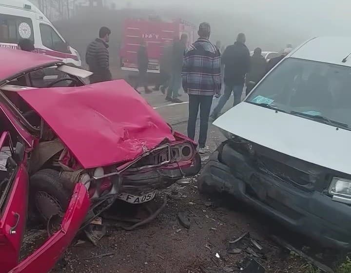 Ordu’da yoğun siste iki araç kafa kafaya çarpıştı: 3’ü ağır 5 yaralı