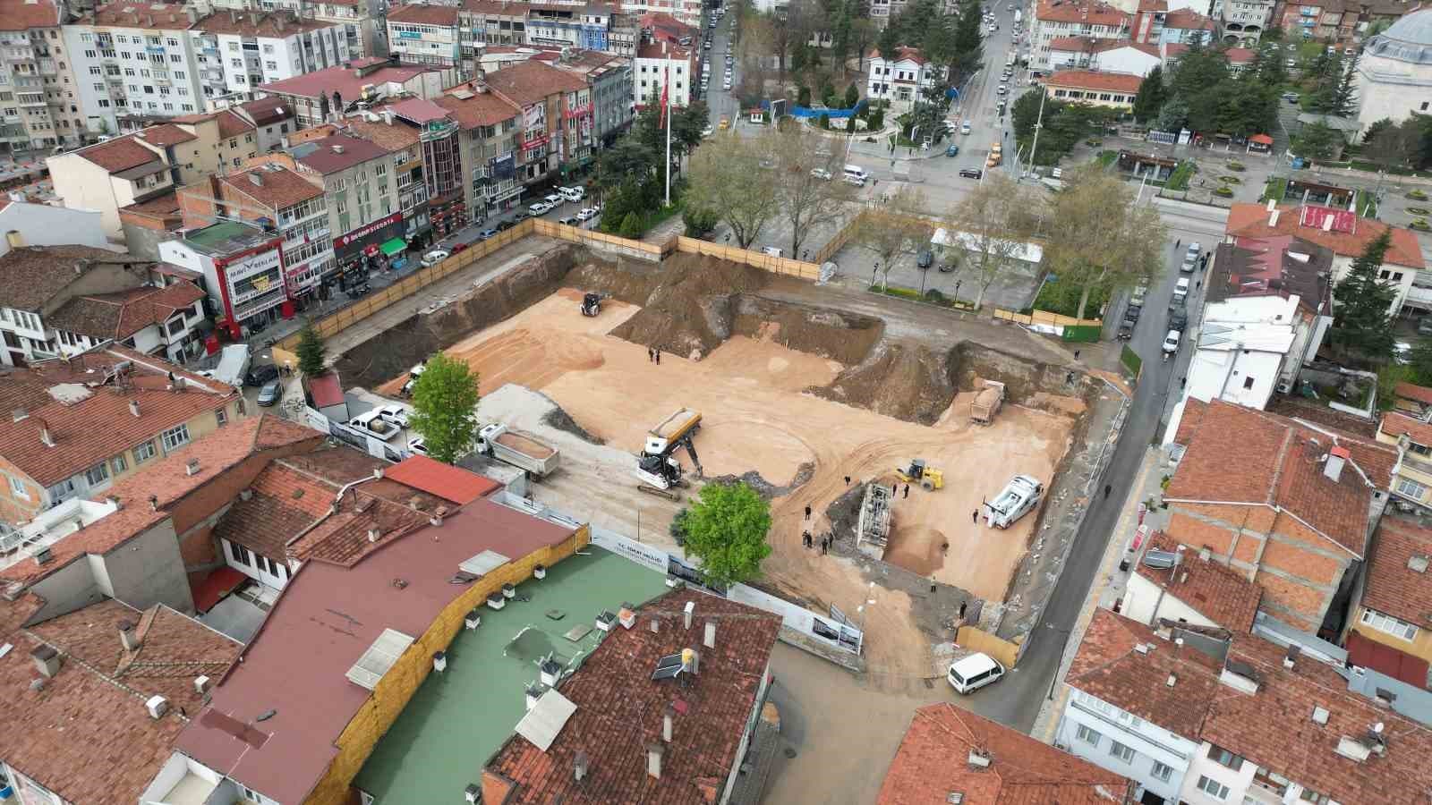 Çamura saplanan kamyonu kurtarmak isteyen sürücü, kamyonu ile 10 metreden düşerek ters döndü