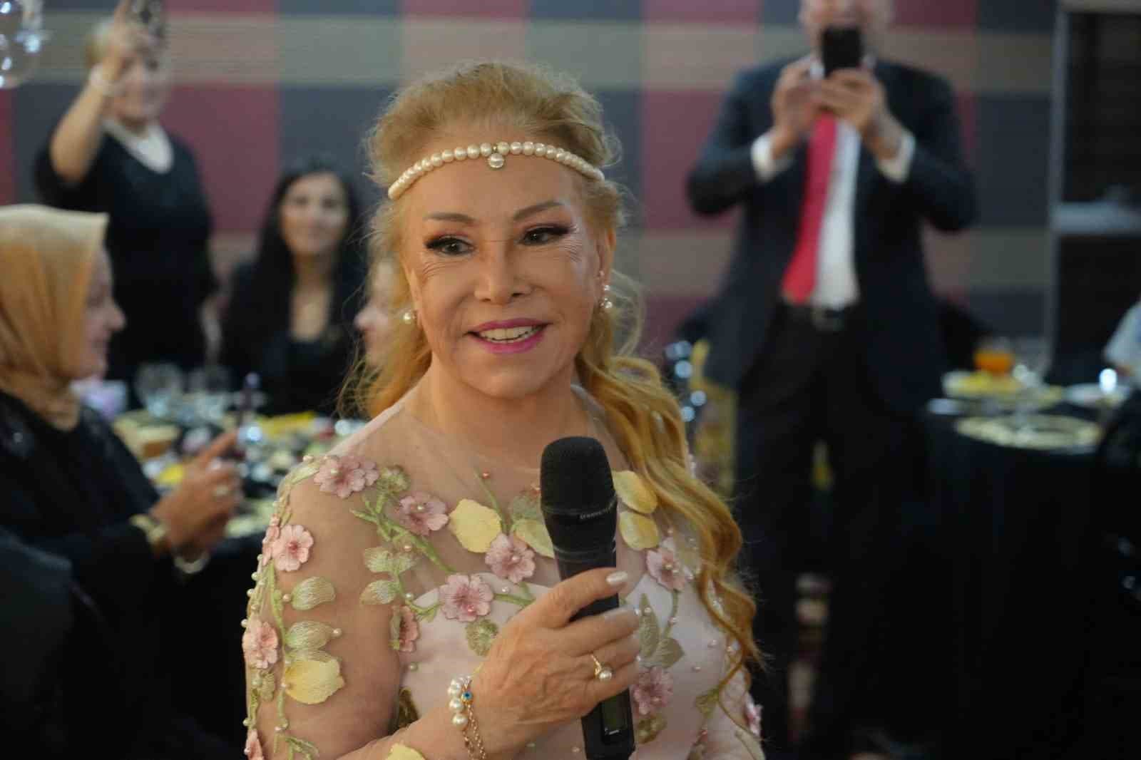 83 yaşındaki Bedia Akartürk: "Halkıma daha güzel görünmek için ameliyat oldum"
