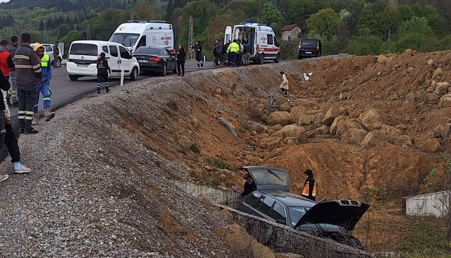 Otomobil yol çalışması için alternatif açılan yoldan şarampole uçtu, 3 yaralı
