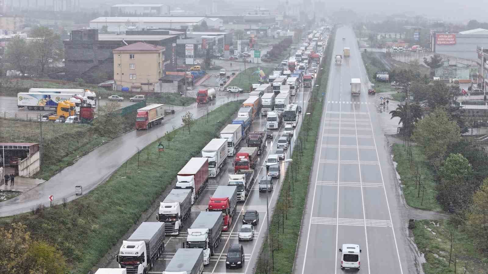 Samsun’da Nisan karı ulaşımı felç etti: 2 kilometrelik tır kuyruğu oluştu