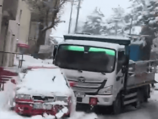 Oksijen tüpü yüklü kamyon, karlı yolda kontrolden çıktı, park halindeki araçlara çarptı