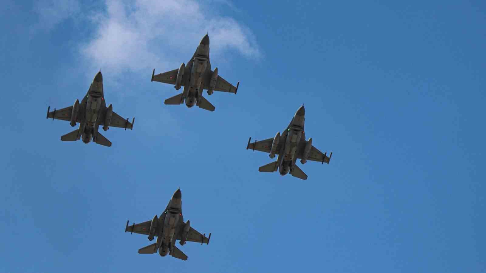 Bolu semalarında F-16 uçakları saygı uçuşu gerçekleştirdi