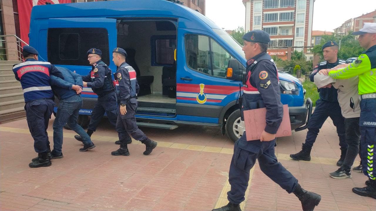 Piyasaya sürecekleri sentetik ecza haplarla yakalanan 2 şahıs tutuklandı