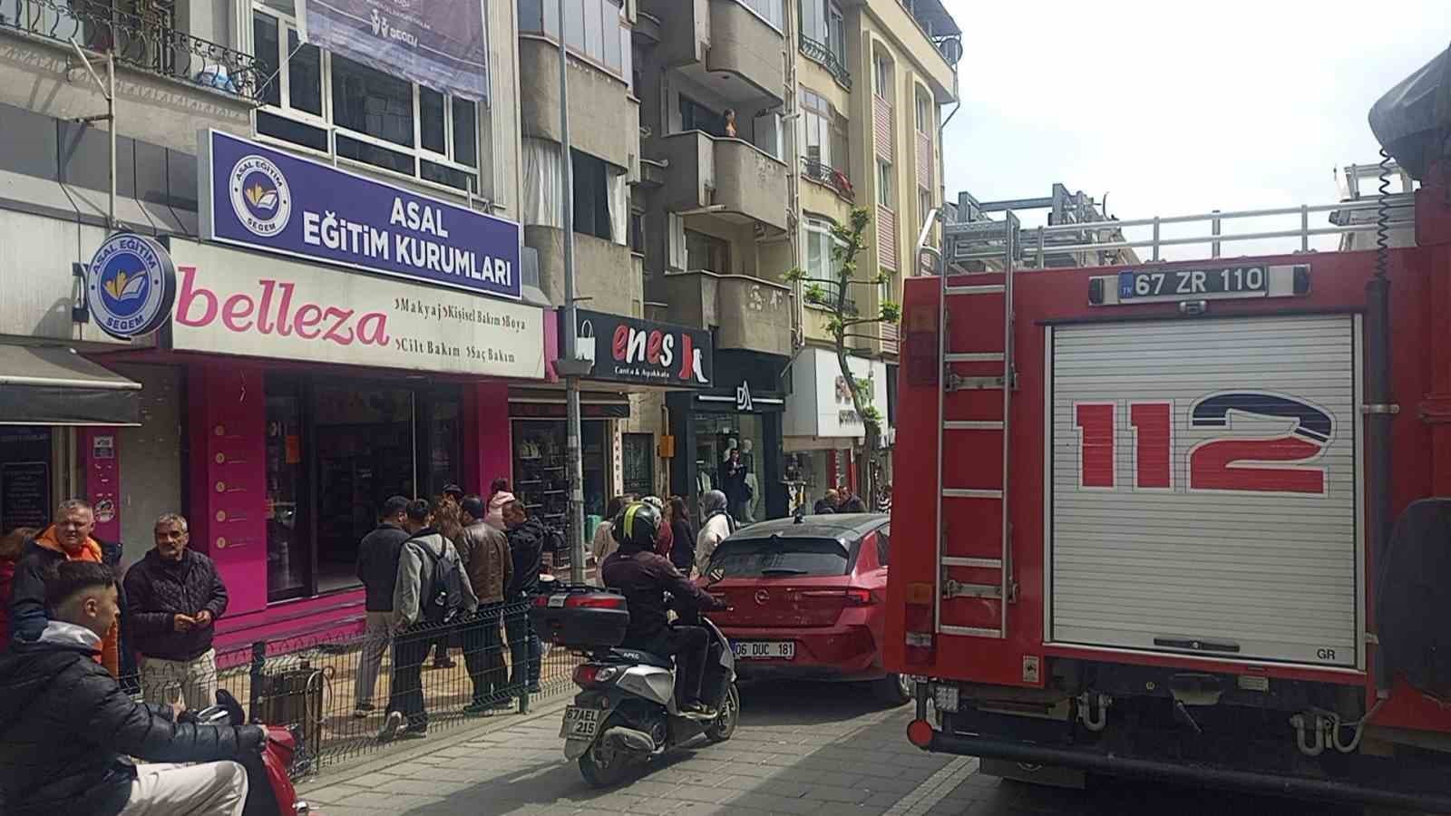 Kozmetik ürünlerinin satıldığı işyerinde çıkan yangın korkuttu