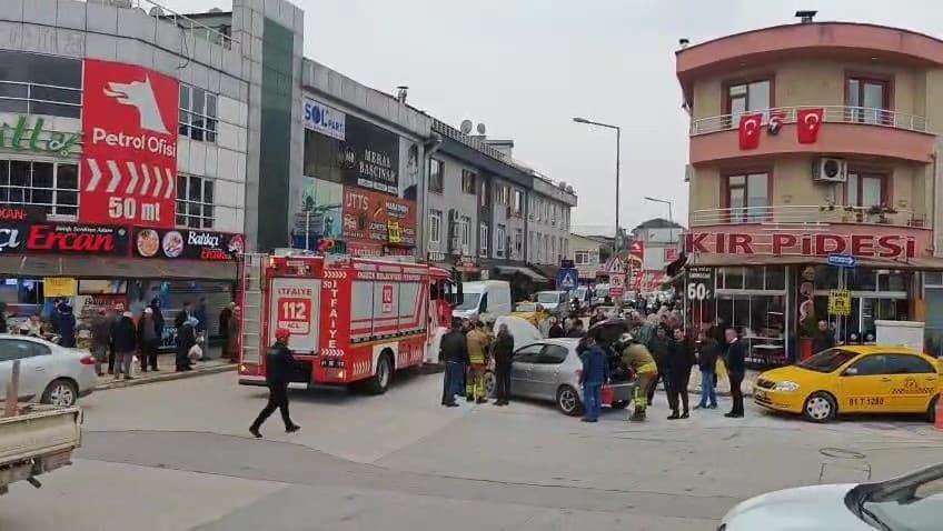 Motor kısmından yanan otomobile yangın tüpü ile müdahale ettiler