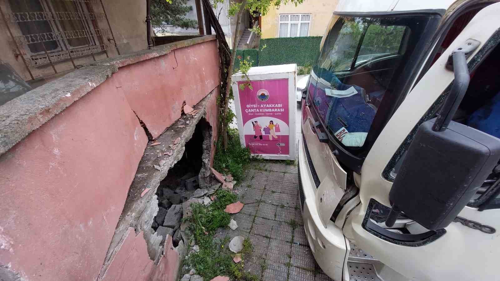 Park halindeki kamyon hareket ederek çarptığı metruk binanın duvarını yıktı