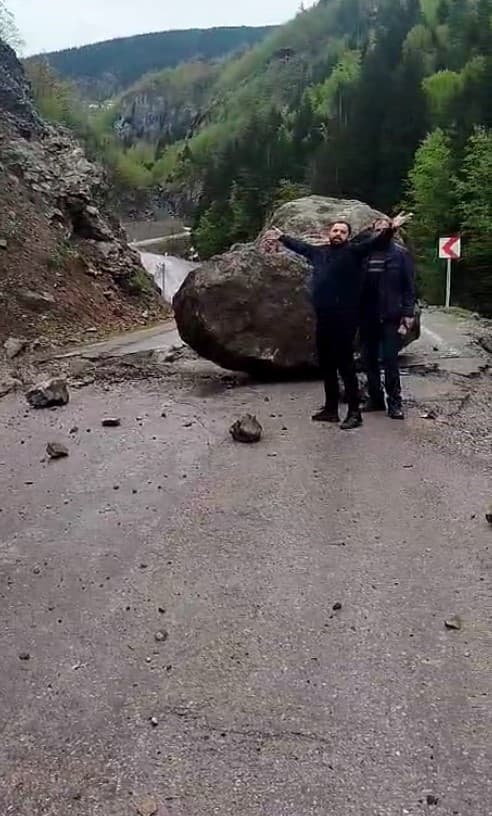 Yaylaya gidenler devasa kayanın altında kalmaktan saniyelerle kurtuldu