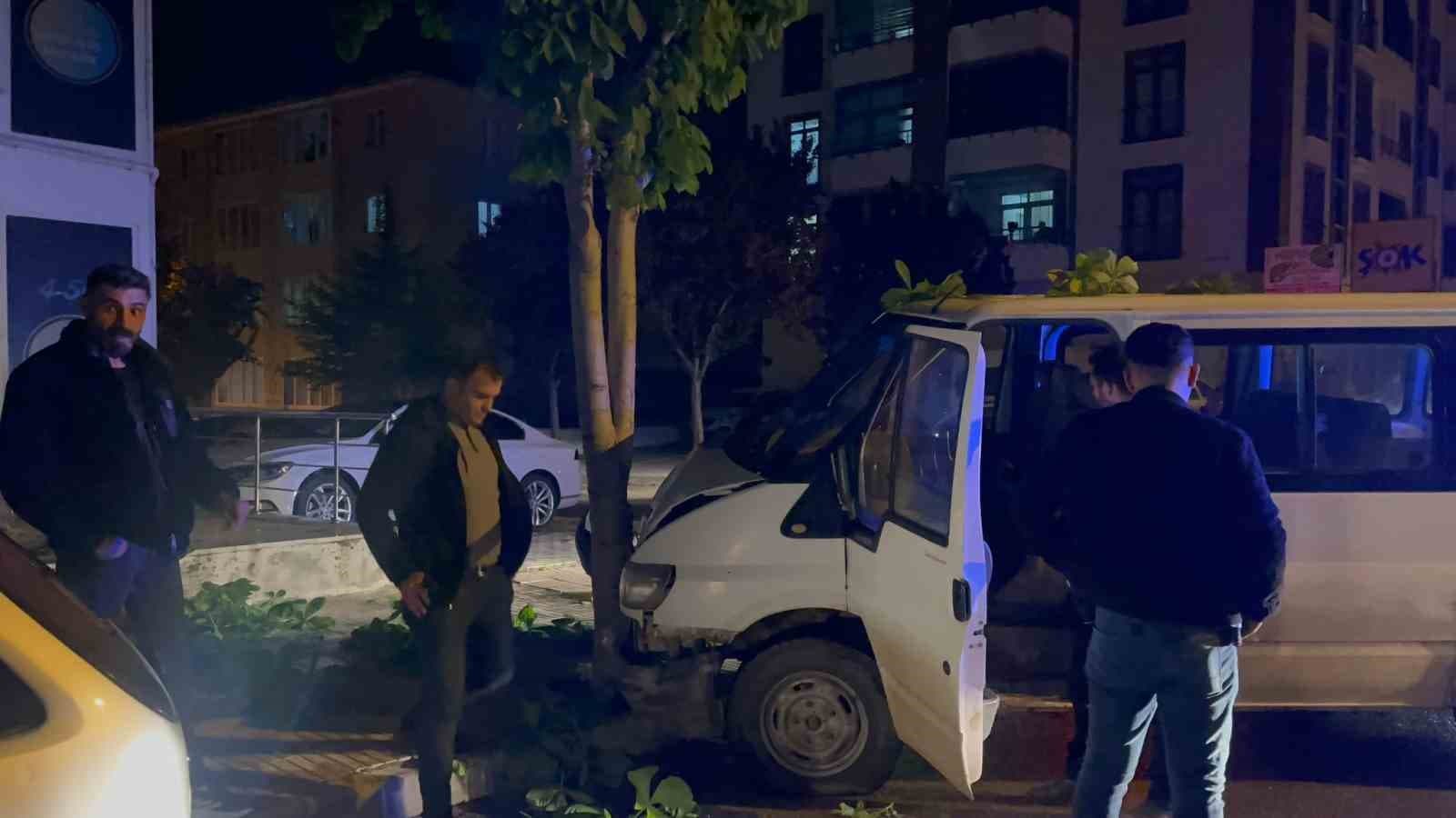 "Dur" ihtarına uymayan ehliyetsiz sürücünün kullandığı araç ağaca çarptı: 38 bin TL ceza yedi