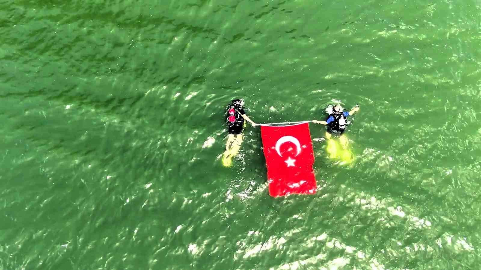 Karabük’te 19 Mayıs’a özel dalış: Gölette Türk Bayrağı’nı böyle dalgalandırdılar