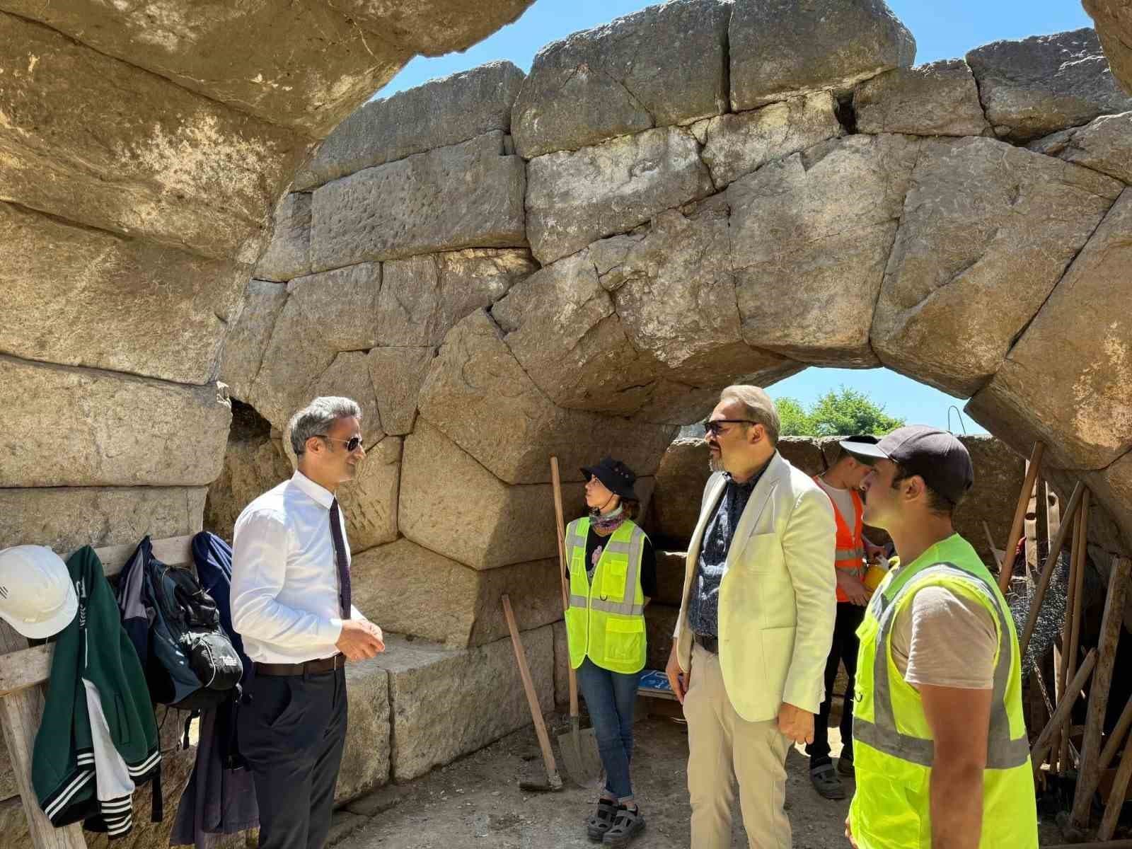 Tios Antik Kenti’ndeki amfi tiyatroda kazı çalışmaları devam ediyor