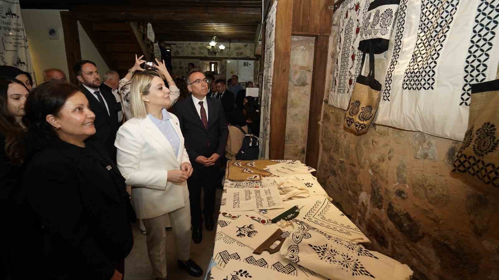 Atık malzemeler üniversite öğrencilerinin elinde sanata dönüştü
