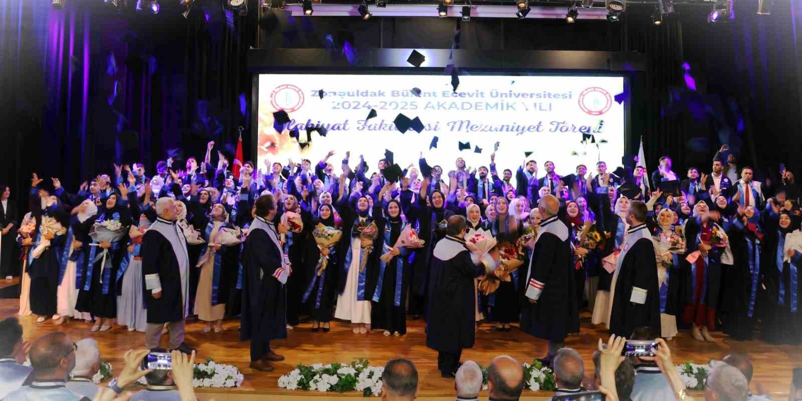 BEUN İlahiyat Fakültesi 2024-2025 akademik yılı mezunlarını geleceğe uğurladı