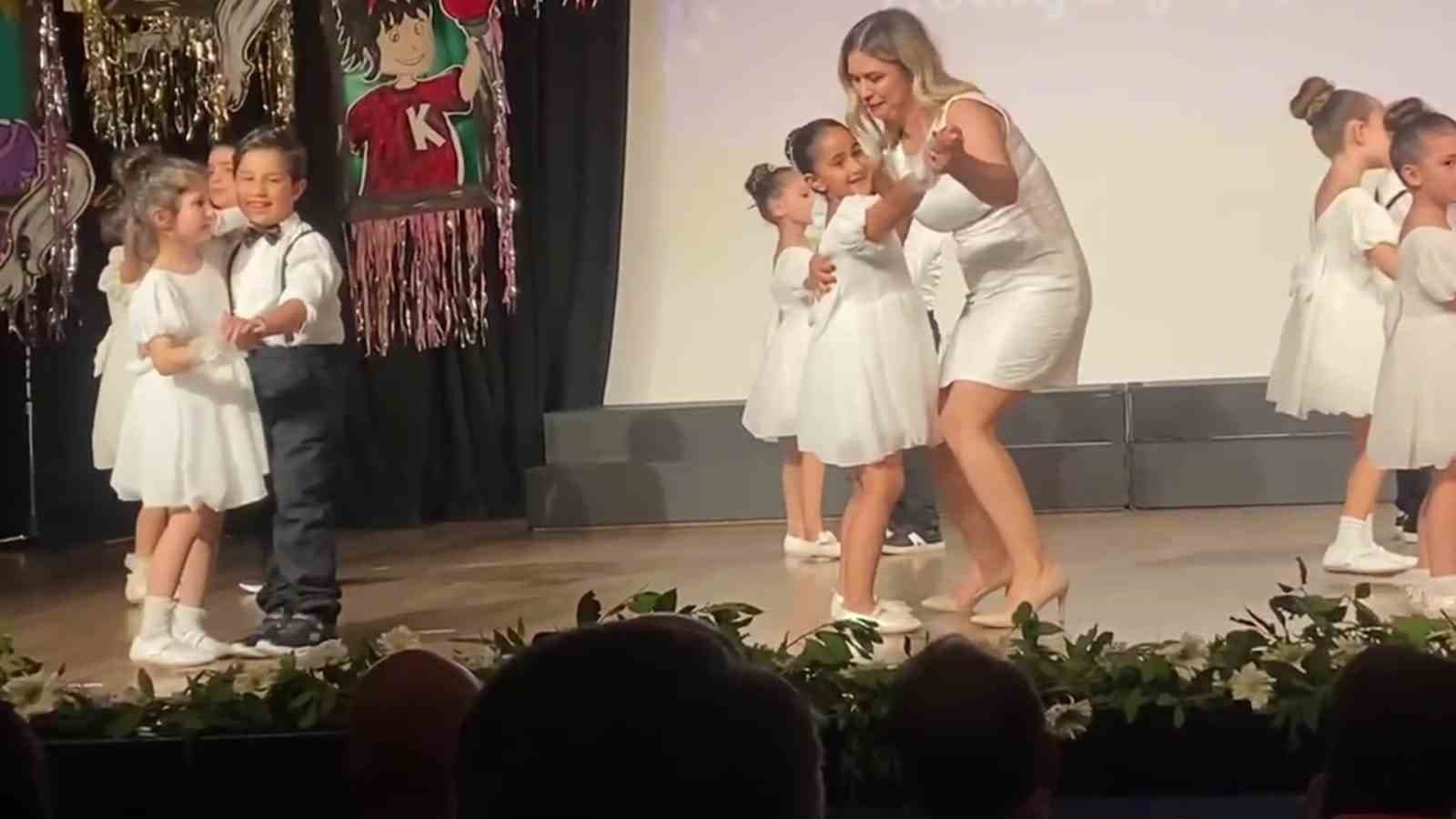 Minik dansçının partnerinin sahnede ayakkabısı çıkınca imdadına öğretmeni yetişti