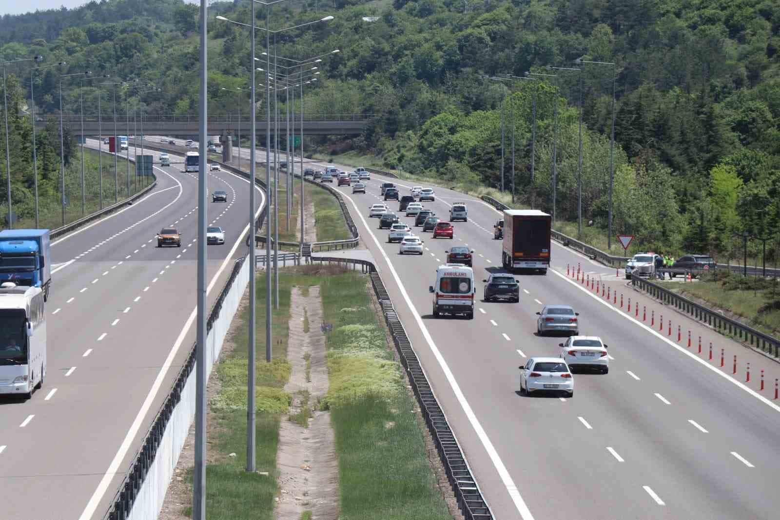 Erkenden yola çıkan tatilciler Bolu geçişinde akıcı yoğunluk oluşturuyor