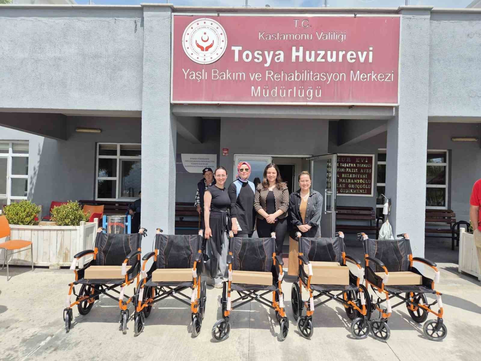 Kastamonu’da öğrenciler, ihtiyaç sahipleri için tekerlekli sandalye aldı