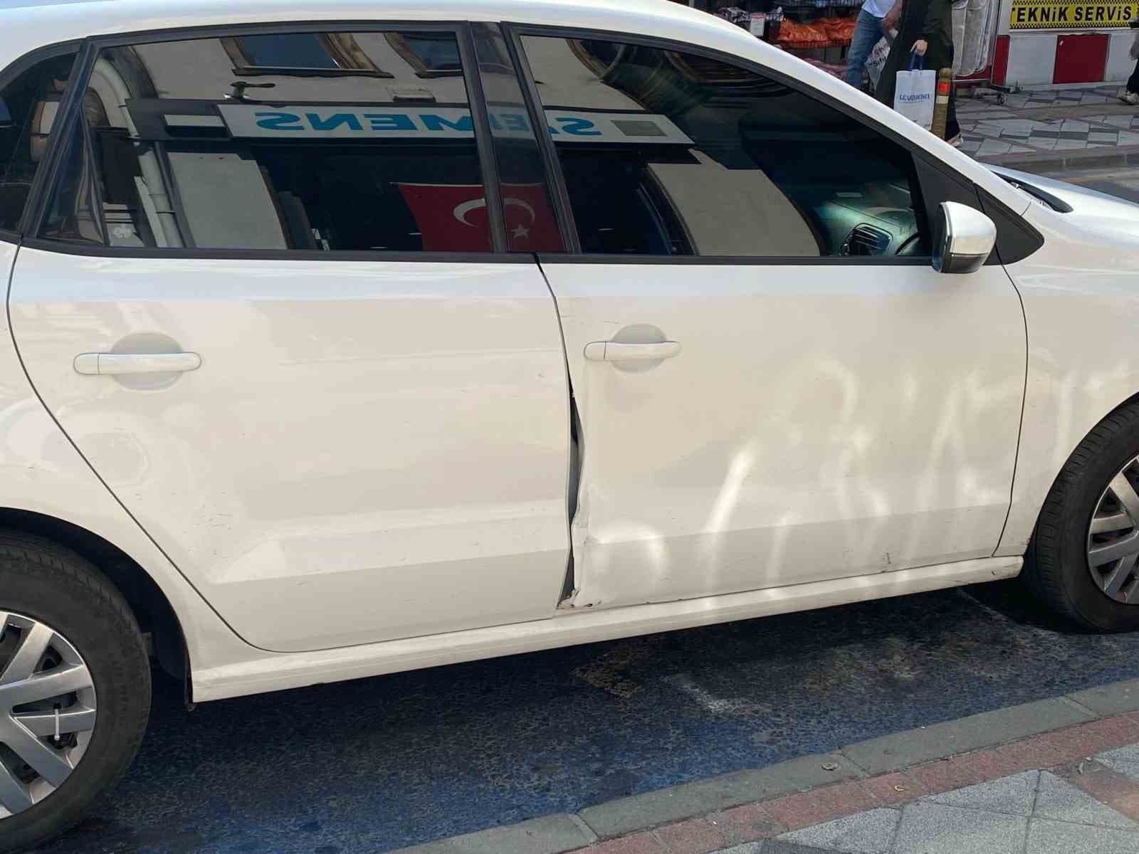 Motosiklet sürücüsü, otomobilin açılan kapısına çarptı