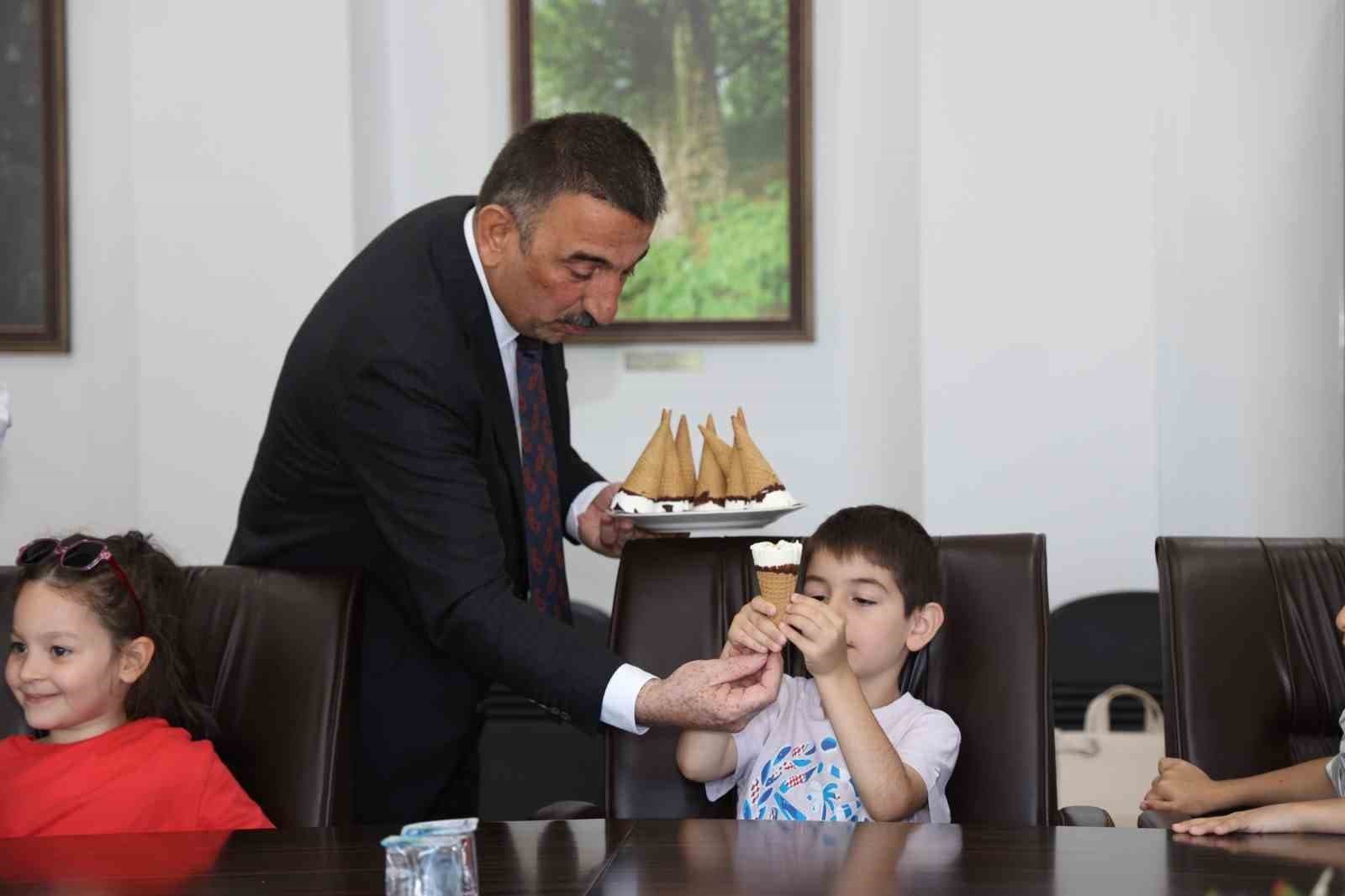 Valiyle dondurma yeme hayali kuran minikler unutulmaz bir gün yaşadı