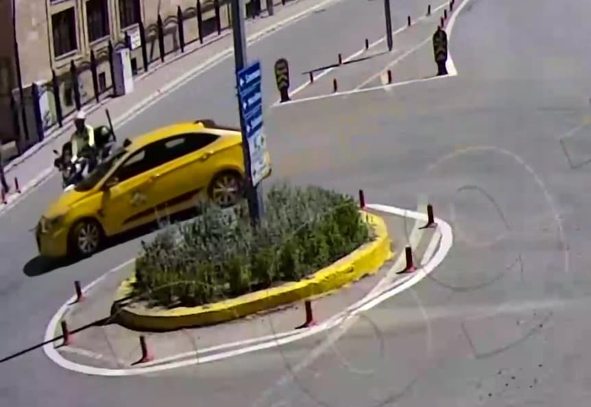 Amasya’da motosikletli polis ile ticari taksi çarpıştı: Kaza anı kamerada