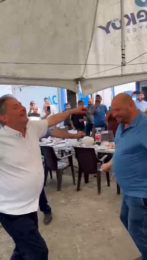 100 gündür maaş ödemeyen belediye başkanı ’Erik Dalı’ eşliğinde göbek attı