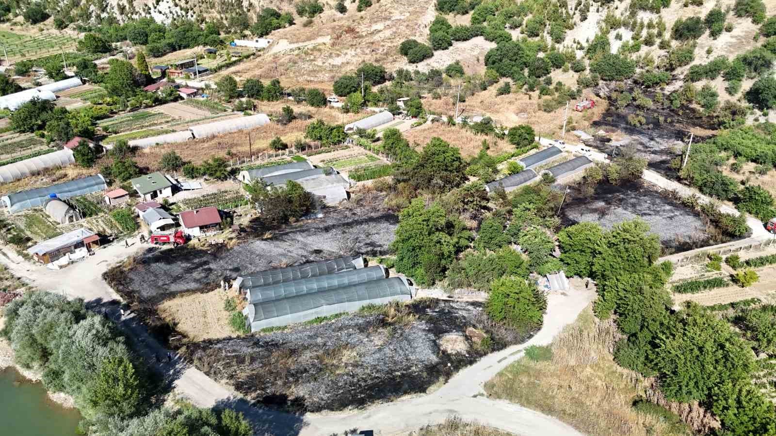 Karabük’te seraların yoğun bulunduğu alandaki anız yangını korkuttu