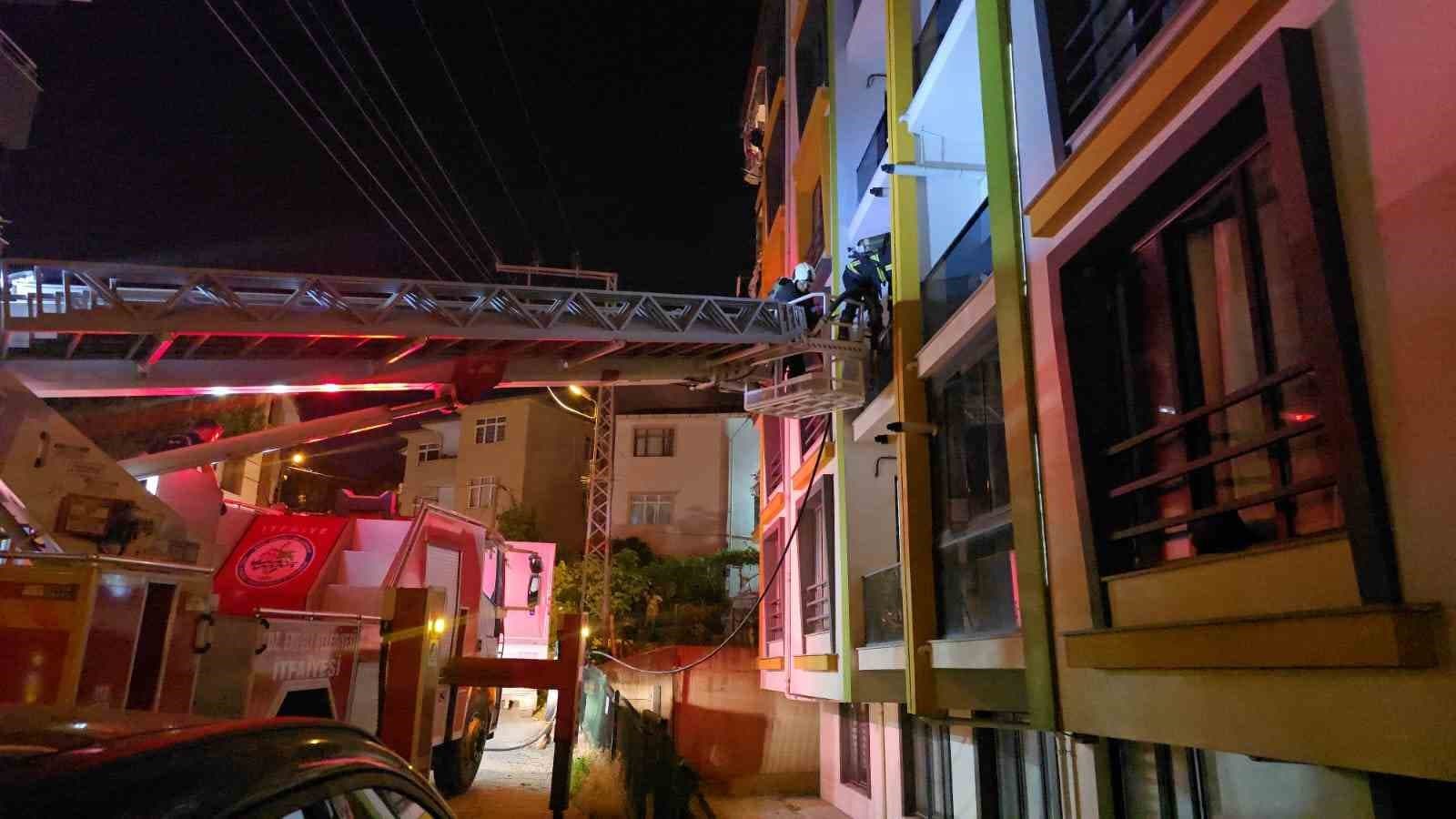 Apartman dairesinden yükselen duman paniğe neden oldu