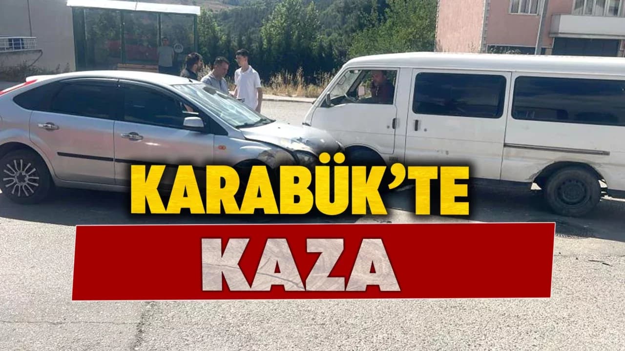 Otomobil ile panelvan minibüs çarpıştı: Kaza anı kamerada