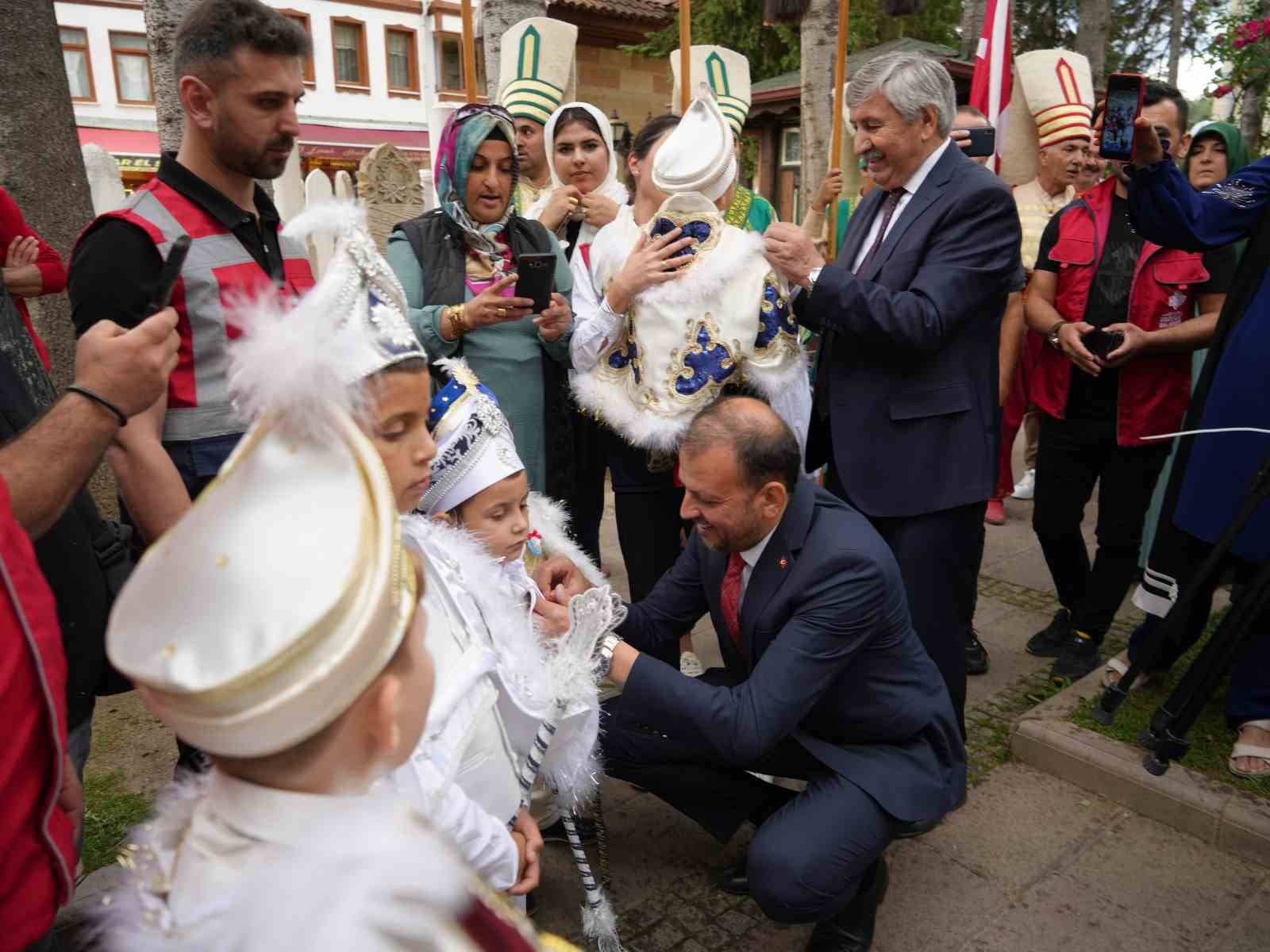 529 yıllık vakıf geleneği yaşatıldı: 22 çocuk sünnet şenliğinde doyasıya eğlendi