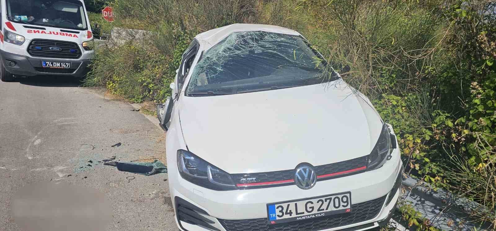 Taklalar atan otomobil uçuruma yuvarlanmaktan son anda kurtuldu: 5 yaralı