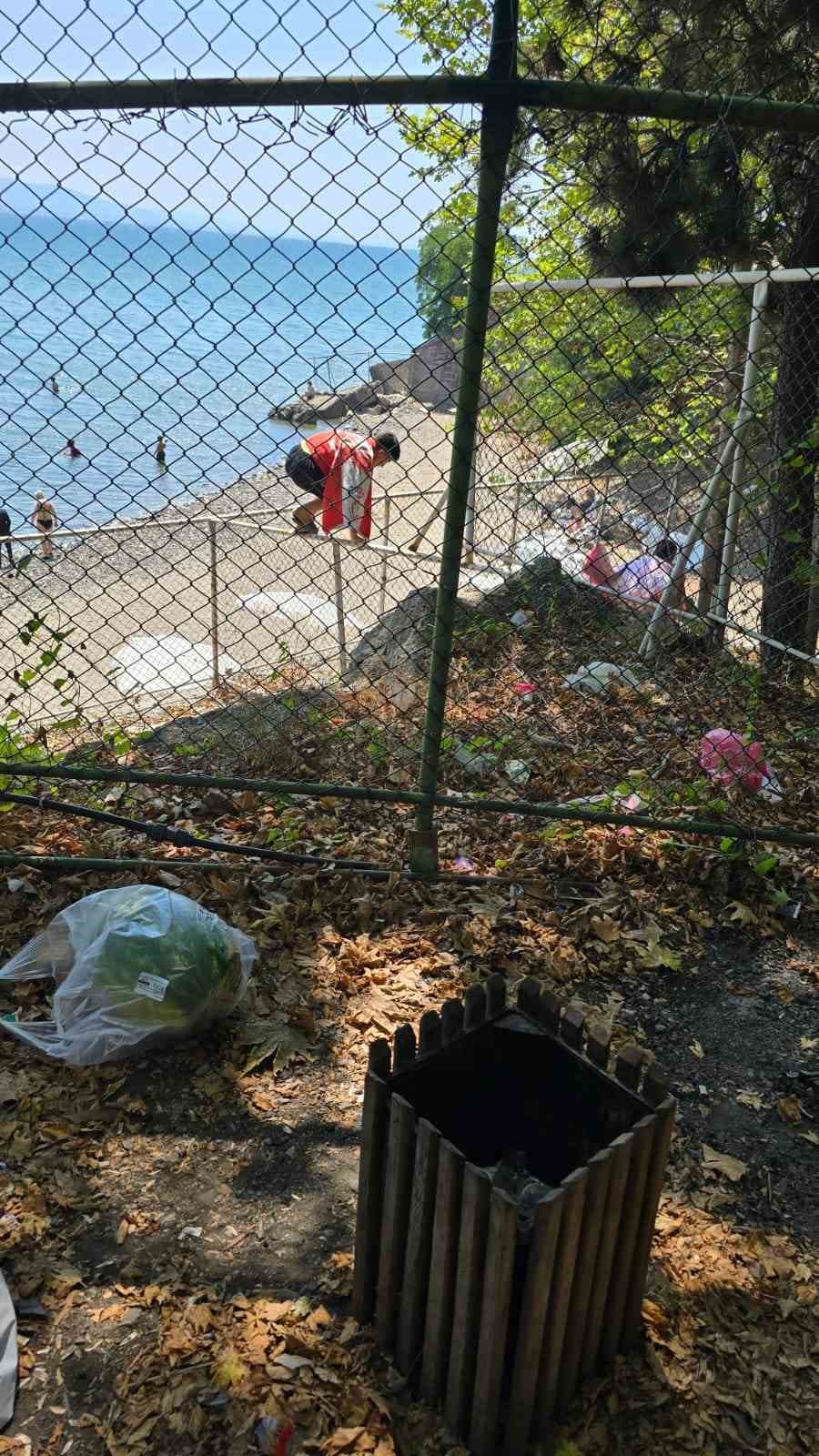 Ücretli hale getirilen Sevgi Barış Dostluk Plajı’na tel örgüleri aşarak girmeye çalıştılar