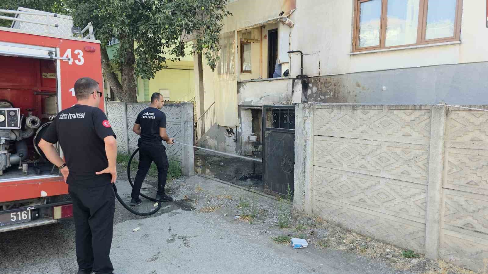 Devriye atan polislerin fark ettiği yangın kısa sürede söndürüldü
