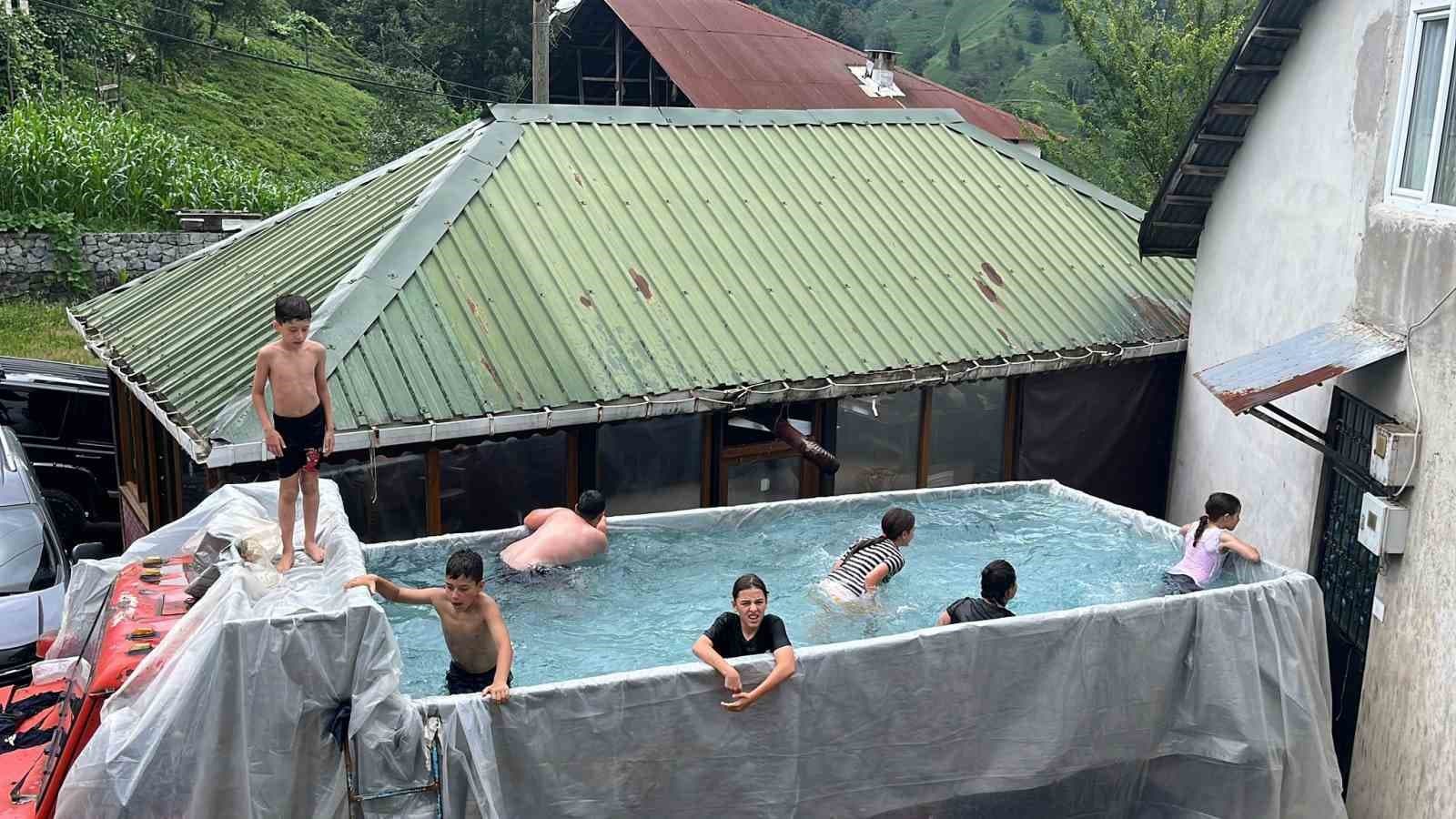 Rize’de sıcaktan bunalan çocuklar için kamyonun kasasını su ile doldurdu