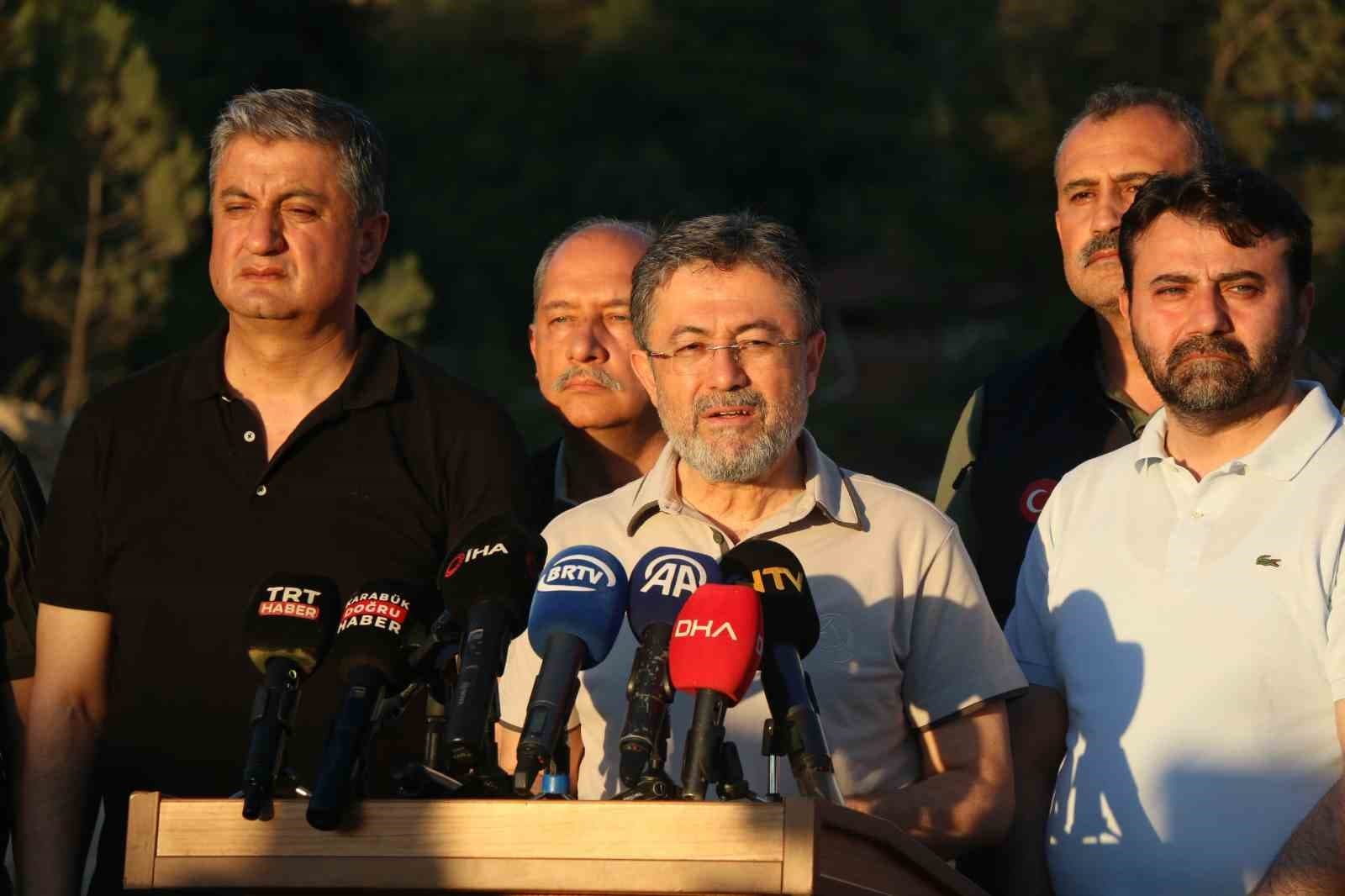Bakan Yumaklı: "Herkes bu savaşta yeşil vatan için mücadele ediyor, bu yangınlar da sönecek, kimsenin şüphesi olmasın"