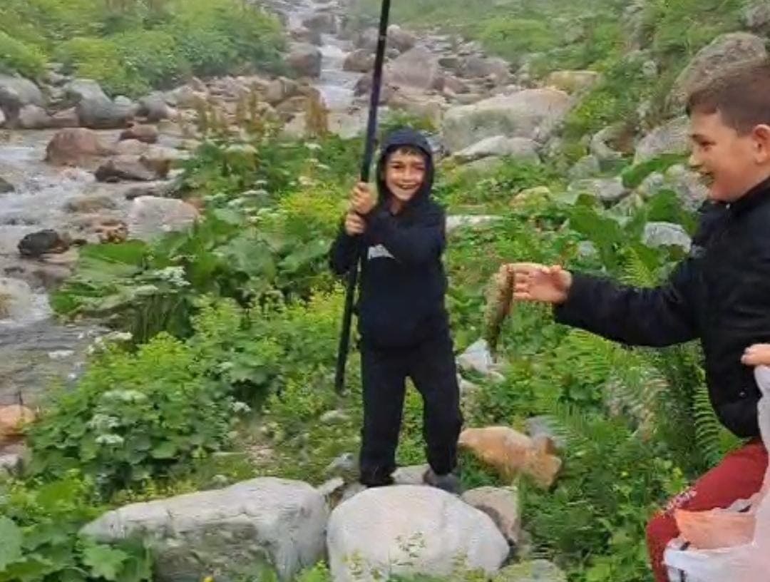 Rizeli miniklerin görülmeye değer ilk balık tutma mutluluğu