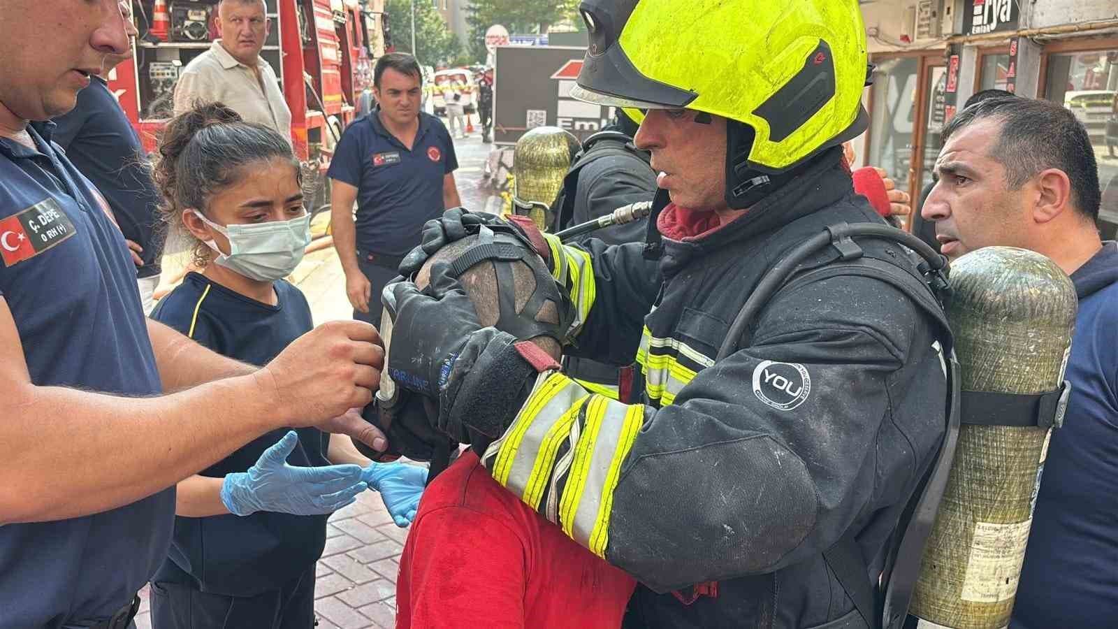 Bolu’da 5 katlı apartmanda yangın çıktı: 1’i çocuk 2 kişi dumanlar arasından kurtarıldı