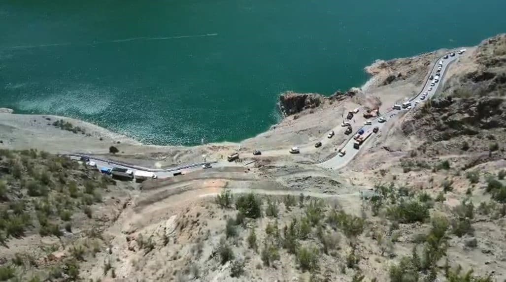 Artvin’in Yusufeli ilçesindeki heyelan sonrası ulaşım kontrollü olarak sağlanıyor