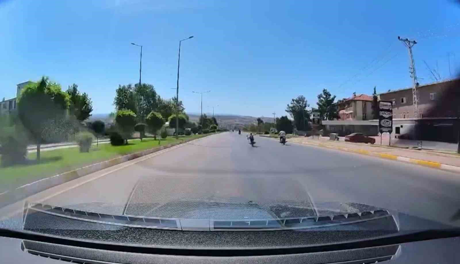 Akrobatik hareketler ile trafiği tehlikeye düşürmüşlerdi, cezadan kaçamadılar