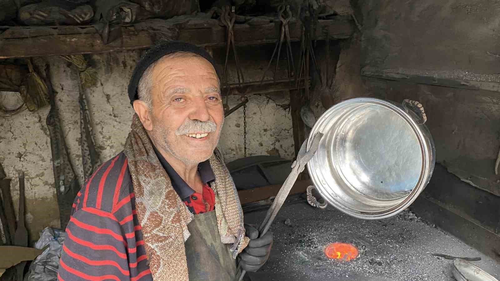 Kalaycılık mesleğini 62 yıldır sürdürüyor