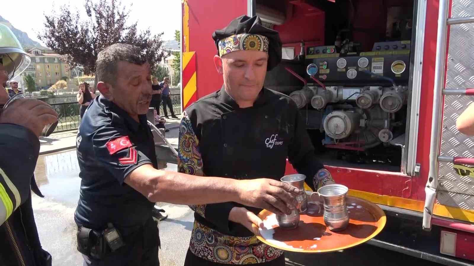Restorandan yangına koştu, itfaiyecilere ayran içirdi