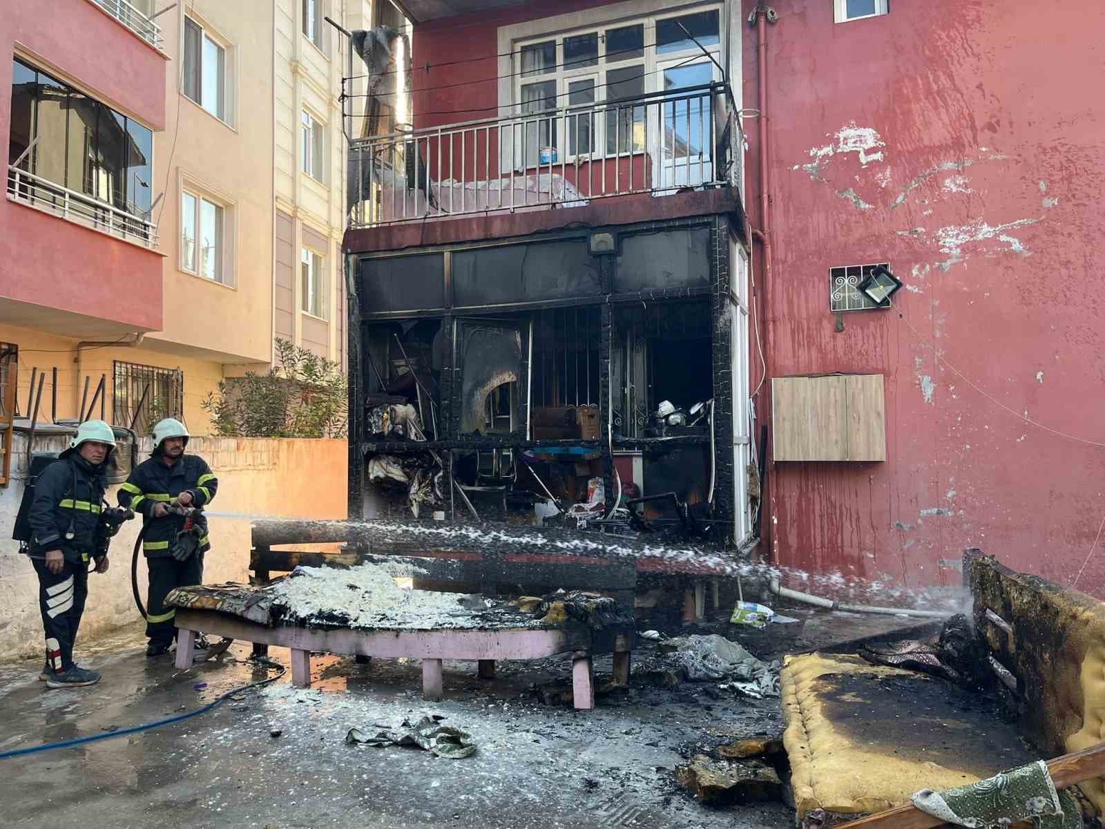 Balkonda çıkan yangın eşyaları küle çevirdi