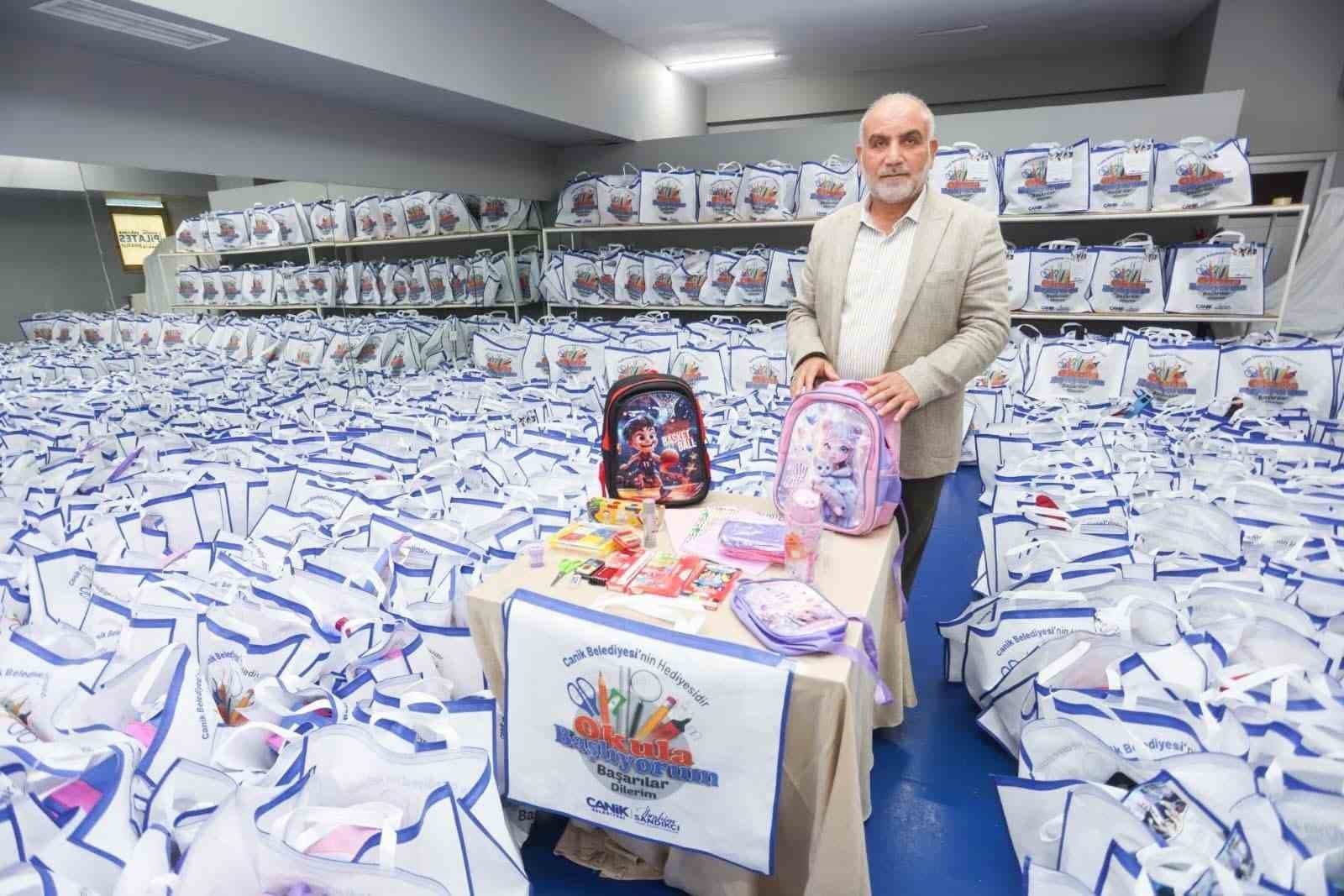 Canik’te okula başlayan tüm öğrencilere çanta ve kırtasiye seti belediyeden