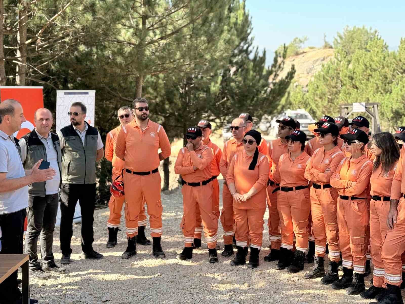 Bolu’da arama kurtarma derneklerine orman yangını eğitimi verildi
